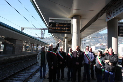 Da Ventimiglia ad Imperia, manifestazioni contro Trenitalia, presenti 140 persone, tutte le foto