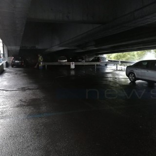 Ventimiglia: spazzamento e lavaggio straordinario del parcheggio sotto il cavalcavia di via Tenda, rimosse alcune auto abbandonate