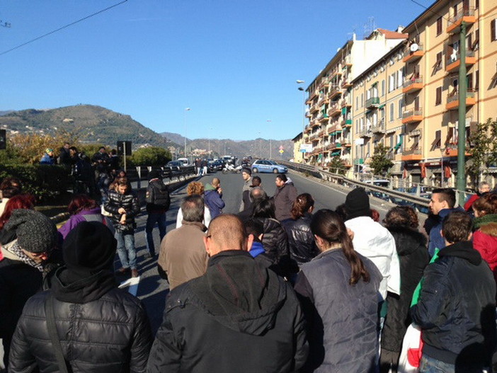 Ventimiglia: discordanza di opinioni tra i manifestanti sulla liberazione della rotonda di Roverino Ventimiglia: discordanza di opinioni tra i manifestanti sulla liberazione della rotonda di Roverino