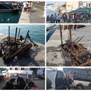Imperia: pulizia dei fondali del porto di Oneglia, tra i rifiuti una biciletta e un passeggino (foto e video)
