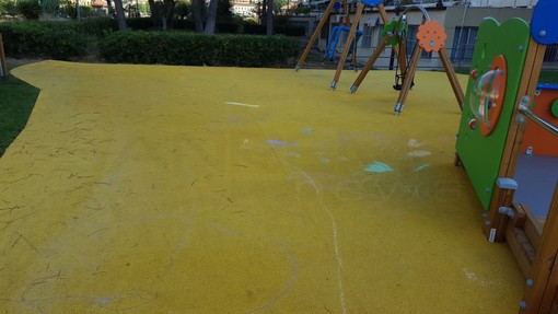 Ventimiglia: dopo nemmeno una settimana dall'apertura scarabocchiato il Parco del Corsaro Nero, l'Amministrazione fa appello ai genitori Ventimiglia: dopo nemmeno una settimana dall'apertura scarabocchiato il Parco del Corsaro Nero, l'Amministrazione fa appello ai genitori