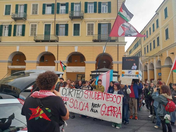 “Questo sistema non ci va bene”: gli studenti imperiesi in piazza contro scuole insicure e trasporti inadeguati “Questo sistema non ci va bene”: gli studenti imperiesi in piazza contro scuole insicure e trasporti inadeguati