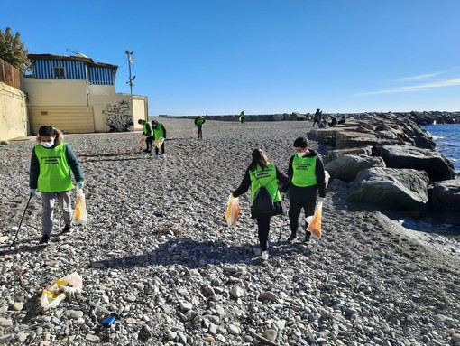 Gli alunni dell'I.C. Sanremo Centro Levante provano il plogging, "Raccolti 100 kg di oggetti abbandonati"