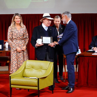 Pingitore premiato da Barbara Biale e dal prefetto Armando Nanei Pingitore premiato da Barbara Biale e dal prefetto Armando Nanei