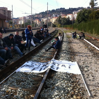 Imperia: dilaga la protesta per 'Fermare l'Italia'. Bloccata la circolazione dei treni e dei mezzi, chiuso il casello autostradale di Imperia Est