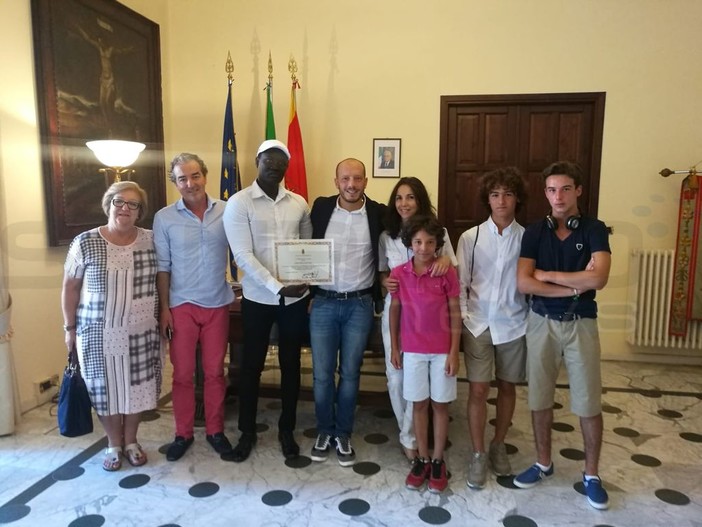 Ventimiglia: salva due bambini che stanno annegando davanti alla Margunaira, premiato dal Sindaco Ioculano il senegalese Cheikh Samba Beye