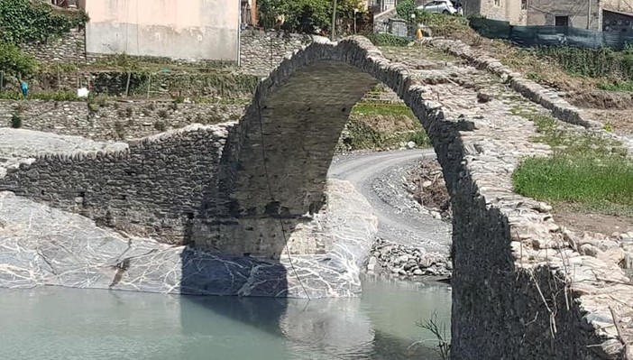 Liguria Verde, terminati i lavori di restauro del ponte medievale di Borghetto d'Arroscia Liguria Verde, terminati i lavori di restauro del ponte medievale di Borghetto d'Arroscia