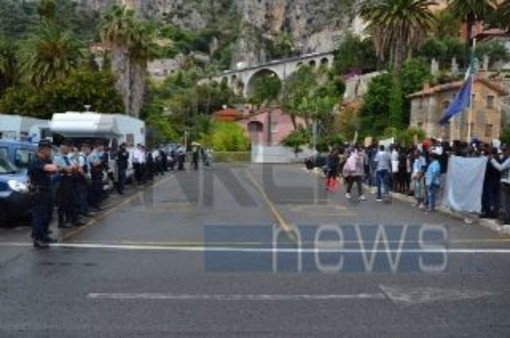 Ventimiglia: manifestazione dei profughi al confine, "O ci fate entrare in Francia o ci buttiamo in mare"