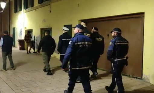 Ventimiglia: urla in strada e danneggia un'auto della Municipale con una spranga, tunisino di 30 anni arrestato Ventimiglia: urla in strada e danneggia un'auto della Municipale con una spranga, tunisino di 30 anni arrestato