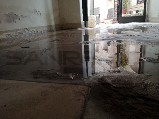 Perinaldo: portone d'ingresso rotto, androne allagato e fili scoperti, la protesta dei residenti di un condominio delle case popolari “Situazione pericolosa”