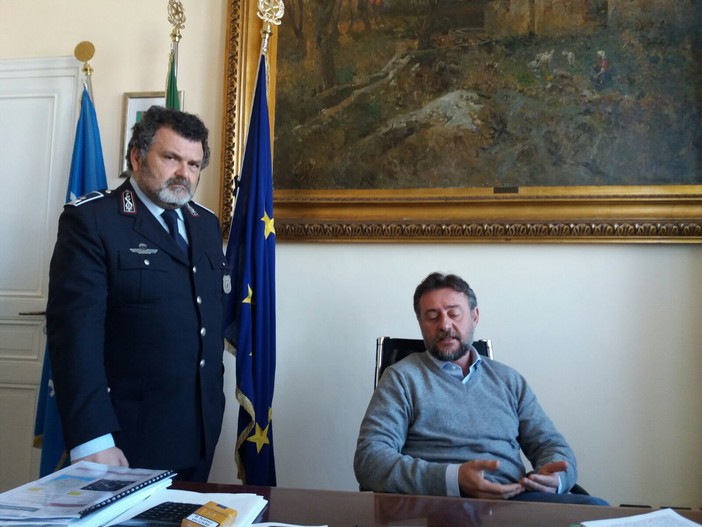 Bordighera: multa al musicista Marco Fusi, il sindaco replica "Non stava provando l'acustica, aveva messo in mostra i suoi cd e chiedeva soldi con un piattino"