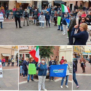 Imperia,  la dipendente di Asl 1 Simona Marazzi (Italexit con Paragone) guida la protesta ‘no green pass: “Ci sentiamo violentati” (foto e video)