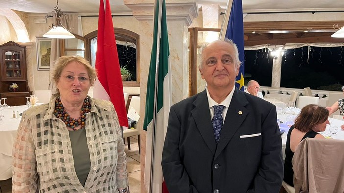 Al Lions Club Ventimiglia passaggio della Campana tra Senia Seno e Mauro Giordano Al Lions Club Ventimiglia passaggio della Campana tra Senia Seno e Mauro Giordano