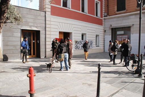 Polemica mostra sulle Foibe, presidio antifascista di fronte alla Biblioteca civica di Ventimiglia