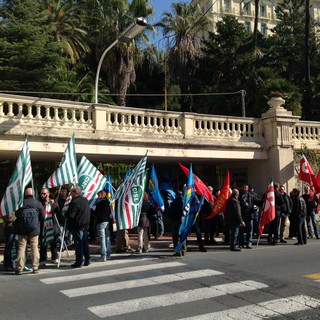 Imperia: finanziamenti in deroga, sit-in con oltre 30 manifestanti davanti alla Prefettura Imperia: finanziamenti in deroga, sit-in con oltre 30 manifestanti davanti alla Prefettura