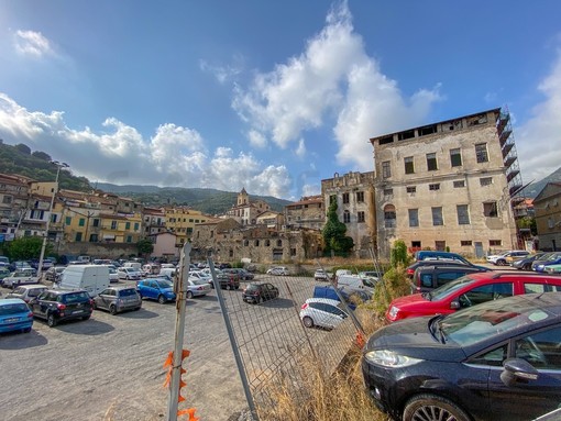 Taggia: parcheggio di Palazzo Spinola, il Comune vuole riqualificarlo come la Buca delle Palme di Arma