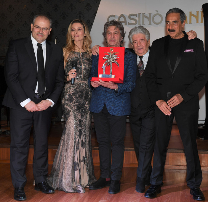 Festival di Sanremo: consegnati i premi 'Numeri 1' e 'Dietro le quinte' realizzati dal maestro orafo Michele Affidato Festival di Sanremo: consegnati i premi 'Numeri 1' e 'Dietro le quinte' realizzati dal maestro orafo Michele Affidato