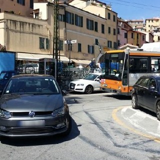 Ventimiglia: auto francese blocca il traffico in piazza Costituente, intervento della Polizia Locale per rimuovere il mezzo parcheggiato