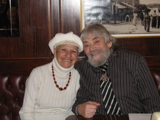 Rino Rossi al fianco della sua Pinuccia, sotto alcune sue opere Rino Rossi al fianco della sua Pinuccia, sotto alcune sue opere