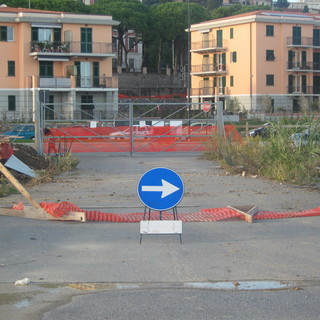 L'ingresso deo parcheggio del parco urbano ostruito dal cantiere