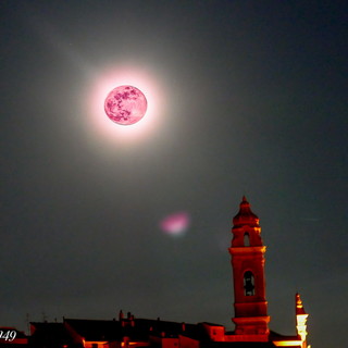 Il plenilunio di primavera ripreso stanotte sullo sfondo di Cervo, le suggestive foto di Marcello Nan