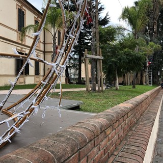 Taggia: danneggiata la pallina di Natale gigante di villa Boselli, il gesto potrebbe essere stato ripreso dalle telecamere di videosorveglianza