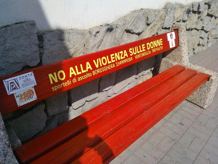 Vallecrosia: inaugurate due panchine rosse contro la violenza sulle donne (Foto) Vallecrosia: inaugurate due panchine rosse contro la violenza sulle donne (Foto)