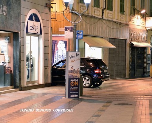 Sanremo: parcheggio particolarmente fantasioso ieri sera tra via Matteotti e via Volturno (Foto)