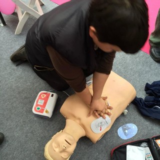 Sanremo: sabato 11 in via Escoffier il 'Progetto Vita' per sensibilizzare sull'uso del defibrillatore e sulla rianimazione cardiopolmonare Sanremo: sabato 11 in via Escoffier il 'Progetto Vita' per sensibilizzare sull'uso del defibrillatore e sulla rianimazione cardiopolmonare