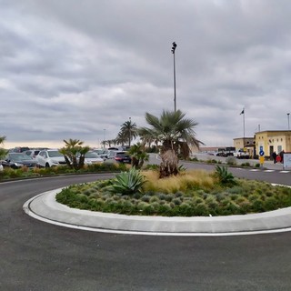 Imperia: i mezzi dei titolari dei banchi del mercato di Oneglia sostano in piazzale Cristino Imperia: i mezzi dei titolari dei banchi del mercato di Oneglia sostano in piazzale Cristino