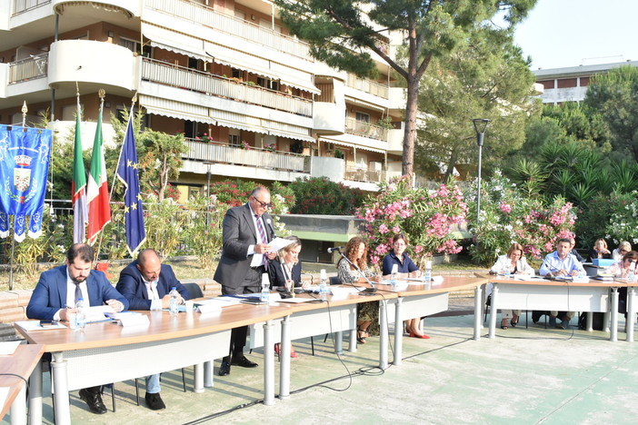 Vallecrosia: si dimettono da consigliere i tre assessori della giunta Perri, entrano in assise Balbis, Cuneo e Noto Vallecrosia: si dimettono da consigliere i tre assessori della giunta Perri, entrano in assise Balbis, Cuneo e Noto