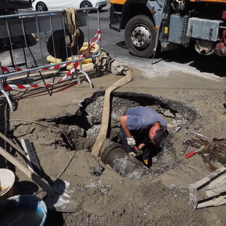 Sanremo: cedono le saldature di una tubatura idrica, acqua invade corso Mombello