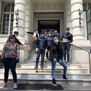 Sanremo: protesta di parrucchieri ed estetiste davanti al Comune, "Dobbiamo riaprire. Non ce la facciamo più" (Foto e Video Servizio)