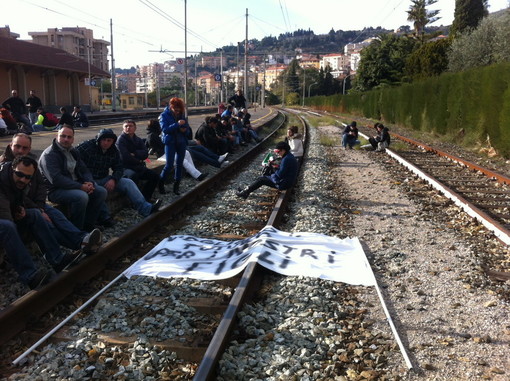 Imperia: dilaga la protesta per 'Fermare l'Italia'. Bloccata la circolazione dei treni e dei mezzi, chiuso il casello autostradale di Imperia Est