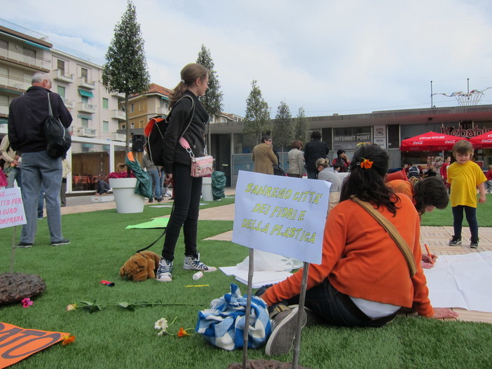 Sanremo: manifestazione in piazza Colombo e politica, il punto di vista di Lorenza L. Sanremo: manifestazione in piazza Colombo e politica, il punto di vista di Lorenza L.