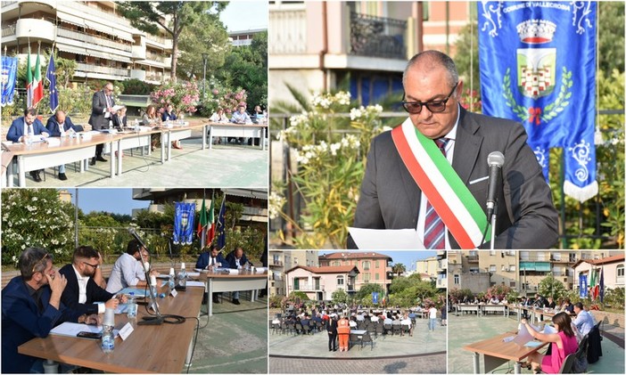 Vallecrosia, primo consiglio comunale in piazza: inizia l'era di Fabio Perri (Foto e video)
