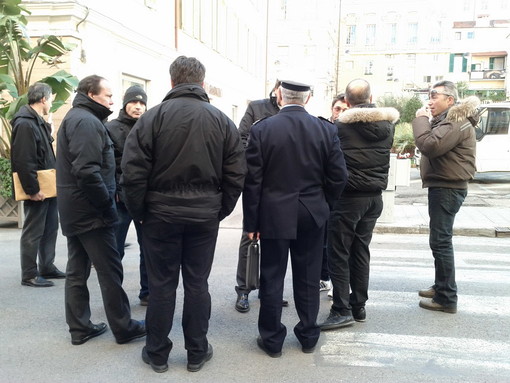 La riunione con i vertici in piazza Borea d'Olmo La riunione con i vertici in piazza Borea d'Olmo