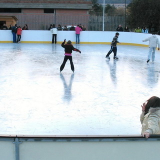 Pista di pattinaggio ed un grande albero da 15 metri per il Natale 2011 di Ventimiglia