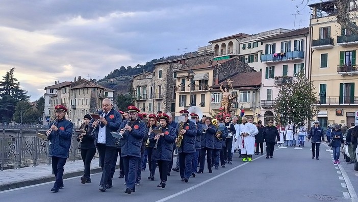 Santa messa e processione, Dolceacqua celebra San Sebastiano (Foto) Santa messa e processione, Dolceacqua celebra San Sebastiano (Foto)