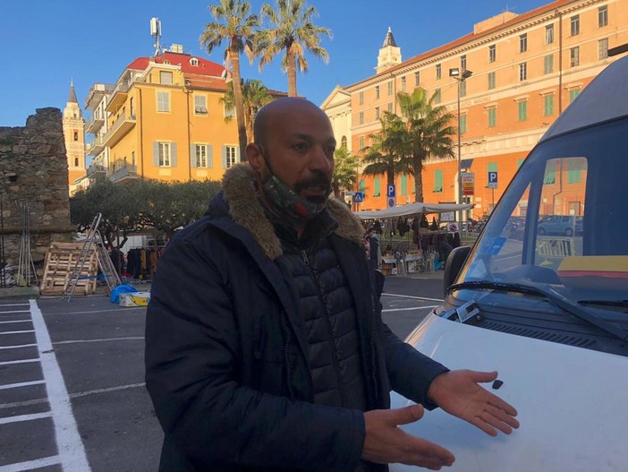 Imperia: mercato di Oneglia, la protesta di Mohamed: "Mio banco lontano dal centro, io non apro" (foto e video)