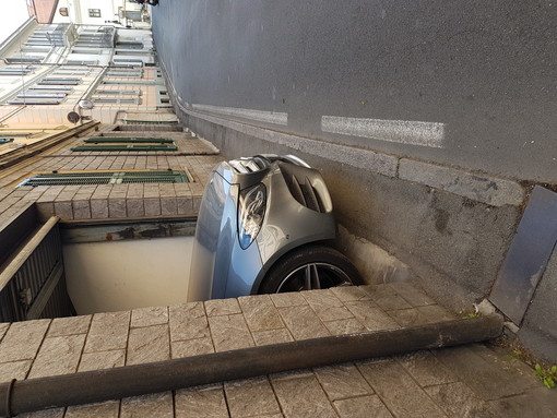 Sanremo, parcheggio "selvaggio" in Corso Inglesi: la segnalazione di un nostro lettore (foto) Sanremo, parcheggio "selvaggio" in Corso Inglesi: la segnalazione di un nostro lettore (foto)