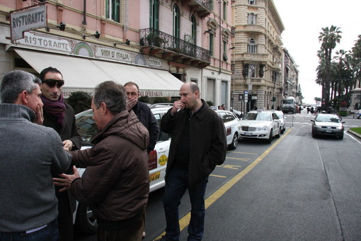 Sanremo: nuova segnaletica in corso Mombello, protesta dei tassisti ed incontro con l'assessore Il Grande Sanremo: nuova segnaletica in corso Mombello, protesta dei tassisti ed incontro con l'assessore Il Grande