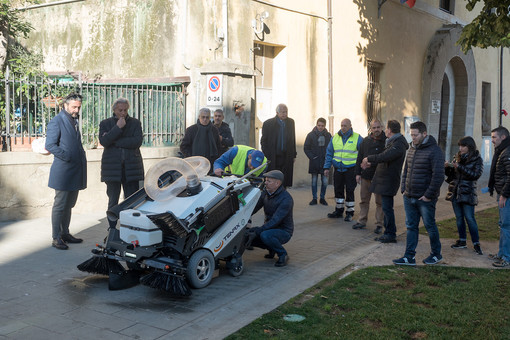 Taggia: vie e carruggi puliti e... profumati grazie alla nuova mini spazzatrice Maxwind (Video Servizio) Taggia: vie e carruggi puliti e... profumati grazie alla nuova mini spazzatrice Maxwind (Video Servizio)