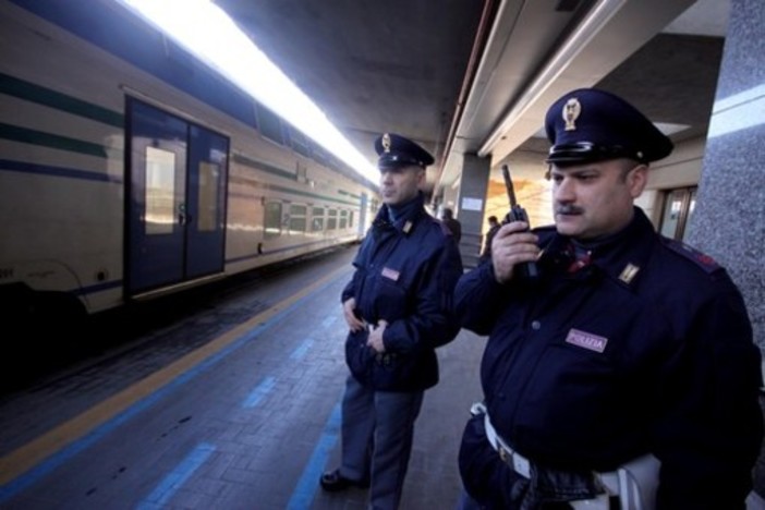 Ponti di primavera, la Polizia controlla stazioni e treni: tre arresti, diciassette denunce in stato di libertà e tanti interventi Ponti di primavera, la Polizia controlla stazioni e treni: tre arresti, diciassette denunce in stato di libertà e tanti interventi