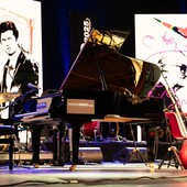 Sanremo: Premio Tenco 2025, la scenografia diventa arte. Litografie d’autore firmate da Zhang Hongmei e Marco Nereo Rotelli