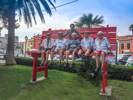 Riva Ligure: la Panchina Gigante, una delle attrazioni del piccolo borgo marinaro più fotografate e postate su tutti i social network Riva Ligure: la Panchina Gigante, una delle attrazioni del piccolo borgo marinaro più fotografate e postate su tutti i social network