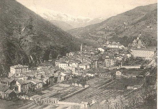 Pieve di Teco: domenica torna il mercatino sotto i portici