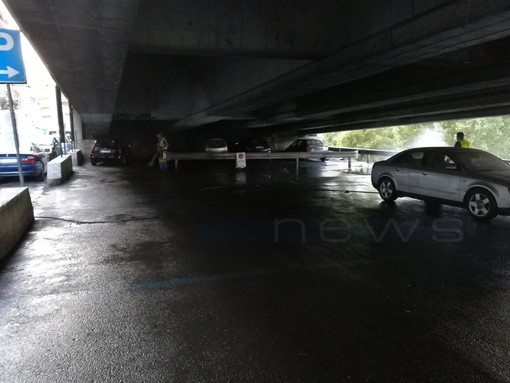 Ventimiglia: spazzamento e lavaggio straordinario del parcheggio sotto il cavalcavia di via Tenda, rimosse alcune auto abbandonate Ventimiglia: spazzamento e lavaggio straordinario del parcheggio sotto il cavalcavia di via Tenda, rimosse alcune auto abbandonate
