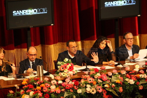 #Festival 2016: un Consiglio comunale 'ad hoc' per la consegna della targa a Carlo Conti 'Amico di Sanremo' (Video) #Festival 2016: un Consiglio comunale 'ad hoc' per la consegna della targa a Carlo Conti 'Amico di Sanremo' (Video)