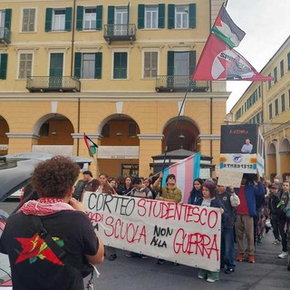 “Questo sistema non ci va bene”: gli studenti imperiesi in piazza contro scuole insicure e trasporti inadeguati “Questo sistema non ci va bene”: gli studenti imperiesi in piazza contro scuole insicure e trasporti inadeguati